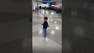 Toddler adorably says 'hi' to everyone at the airport