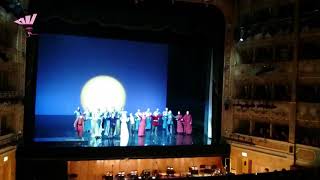 The Italian Opera House, still packed, seems to be coughing | 意大利歌剧院，仍然座无虚席，似乎有人在咳嗽