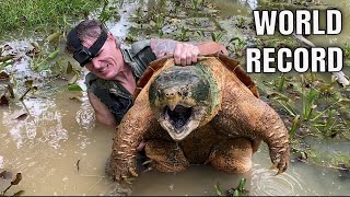 WORLD RECORD ALLIGATOR SNAPPING TURTLE | Dangerous Monster Catch With Bare Hands! 200+lbs!