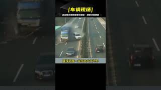 驚人！奧迪女司機高速惡意剎車，后車驚險躲避，監控曝光暴力沖突一幕