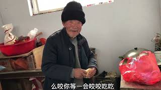 不是一般人农村大叔对生活的要求真的不高，就喜欢吃大烧饼和豆腐