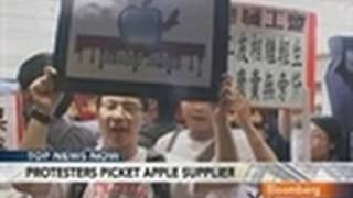 Labor-Rights Activists Protest Outside Foxconn Meetings: Video