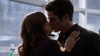 "Barry" Kisses Caitlin/Wells Tasers "Barry" || The Flash 1x19 1080p