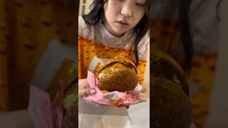 こんなにもマックを美味しそうに食べる彼女🍔