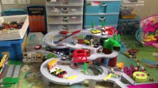 Tomica Mountain track with Hotwheels cars