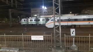 1262次新竹發車經由西部幹線開往基隆的銀綠色微笑號EMU900型十輛一編組EMU901車王區間車，和另一列在樹林調車場裡面的銀綠色微笑號EMU900型十輛一編組EMU902微笑號