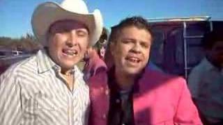 jorge medina de la arrolladora banda limon y gustavo cota cantan metiendo las patas