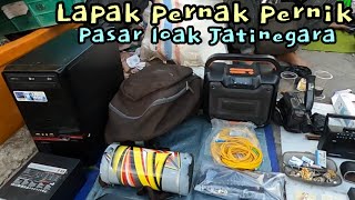 Pasar loak Jatinegara bagian depan pinggir jalan raya