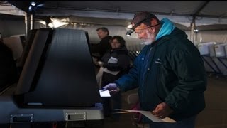 Los afectados por el huracán Sandy acuden a votar en lugares acondicionados.