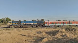 22978 Jodhpur - Jaipur SF Express gallops in The Great Indian Desert.