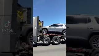 意味不明ｗ 車を運ぶトラックを運ぶトラックを運ぶトラック[爆笑TikTok]