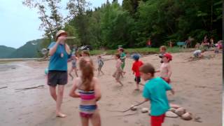 Jouer dans le sable sur la plage, ou comment réussir vos vacances en famille