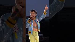 Do you think I'm COOL? 💙🥵 Harry singing \