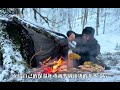 男人在冰天雪地的森林里露营，这感觉简直不要太爽。解压助眠 庇护所 户外