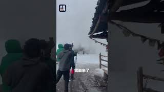 梅里雪山徒步突遇雪崩，第一视角记录雪崩全过程，压迫感十足。