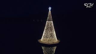 Schwimmender Christbaum in der Ostbucht am Wörthersee