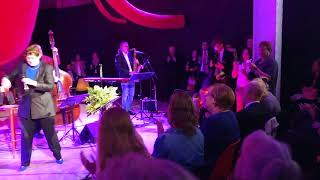 Angela Merkel singt Strange things happen every day mit Uschi Bruening