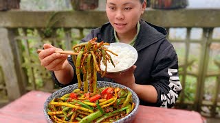 幹完活，欧妹用半斤辣椒炒豆角竹筍，超辣下飯女漢子吃一大碗飯真過癮