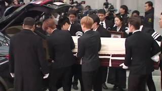 Hearse carrying coffin of SHINee's lead singer departs for cemetery