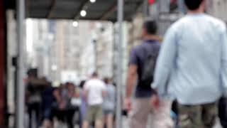 video de gente caminando por la ciudad en un dia cualquiera