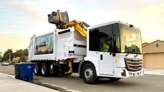 Garbage Truck of the Future? | Freightliner EconicSD Heil Command SST