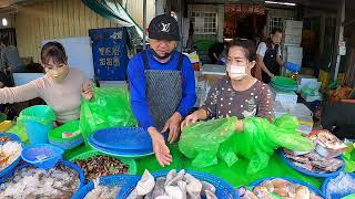 又有客人一直搶不到貨生氣氣了 興達港王中皇海鮮拍賣叫賣