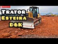 Trator de esteira D6K espalhando barro