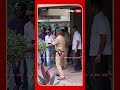 saif ali khan discharge पांढरा शर्ट डोळ्याला गॉगल सैफ रुग्णालयातून घरी दाखल