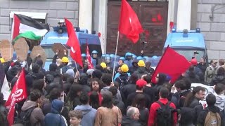 Primo Maggio a Napoli, lancio di vernice contro il portone della sede di Confindustria