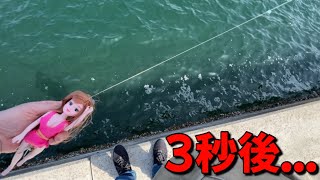 ダイソー人形を海に落とすと...