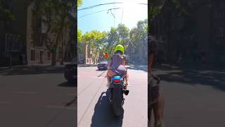 Показал ей как ПРАВИЛЬНО прикрывать булки.Тем временем реакции сзад#bikelover#motoraido@MotoRaidoENG