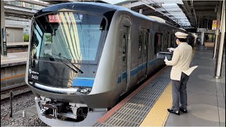 小田急5000形5051編成（トップナンバー）が発車するシーン