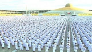 Thailand holds 'world's biggest Buddhist ordination'