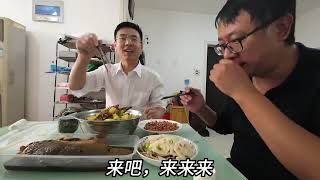 工作28年還是職員，國企哥想去看大門，哥倆大盆辣子炒雞下酒