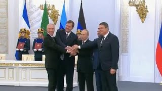 Cerimonia di annessione, Putin e la stretta di mano con i leader delle 4 regioni ucraine