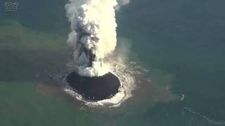 东京/小笠原群岛西之岛火山爆发，产生一个新岛