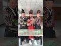 中国功夫：三个中国猛男捏酒瓶chinese kung fu three chinese tough guys squeeze a wine bottle