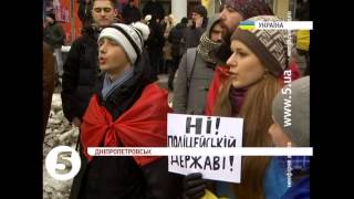 Понад 1000 активістів поховали честь та гідність міліціонерів