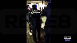 Ragazzo reagisce e viene Strattonato, folla urla contro vigili a pescara.