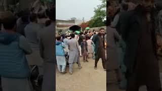 راولپنڈی میں مفت آٹے کے سرکاری ٹرک پر شہریوں نے ہاتھ صاف کر دیا