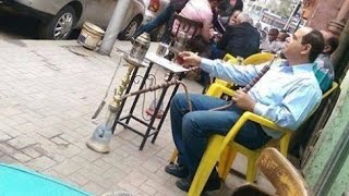 شاهد شبيه الرئيس عبد الفتاح السيسي على أحد المقاهي وسط البلد يدخن الشيشة