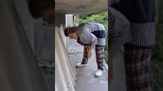 Тут поки котиків не було,їжу залишила і водичку налила.