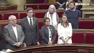 Se canta 'Els Segadors' en el Parlament tras la proclaración de la República Catalana