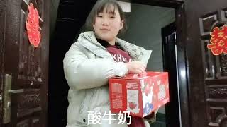 妈妈厂里发年货了，在农村制衣厂上班发什么年货？