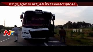 Private Travels Bus Hits Tractor In Suryapet District || Breaking News || NTV