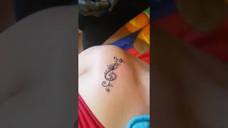 Tattoo clave de sol chica