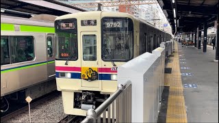 京王9030系9742編成（鉄道探偵と40年越しのスーブニールHM掲出）が当駅止まりの回送電車として警笛を鳴らして笹塚駅2番線を発車するシーン（回93K）2025.1.6.10:59