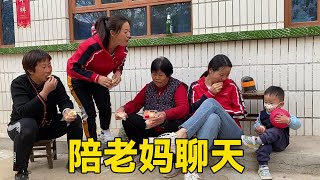 三姐妹回娘家，提起二姐老妈唉声叹气不是滋味，仨闺女赶紧安慰【姑嫂一家亲】