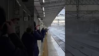 2025年2月8日　大雪の米原駅　スプリンクラー稼働中　雪煙をあげ通過中　＃shorts