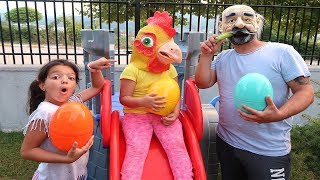 Bahçe de Gezen Dev Tavuk - Giant chicken comes to get his Giant Egg! Grandpa pretend play egg